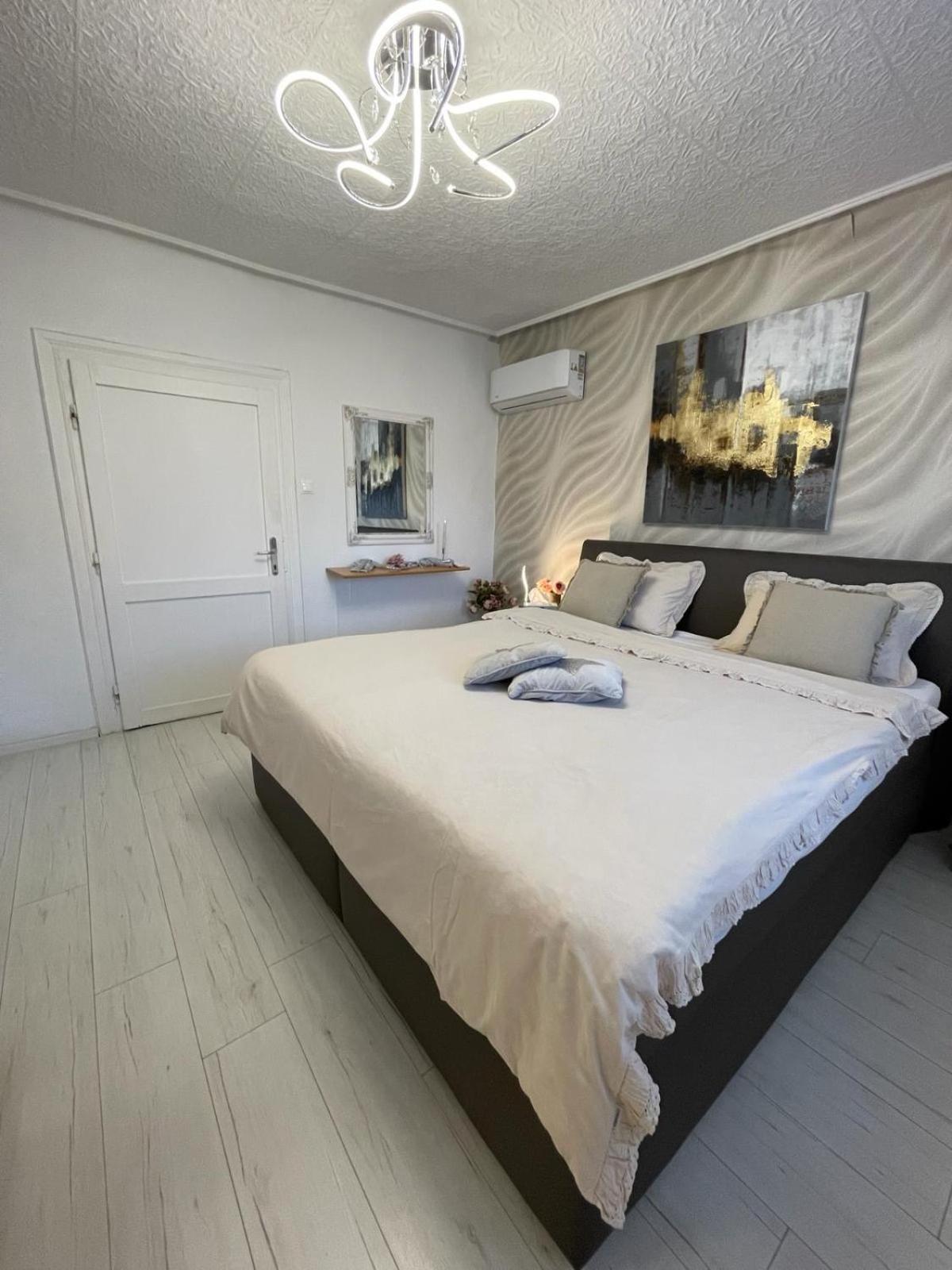 Alia House With Garden In Piestany Villa Ngoại thất bức ảnh